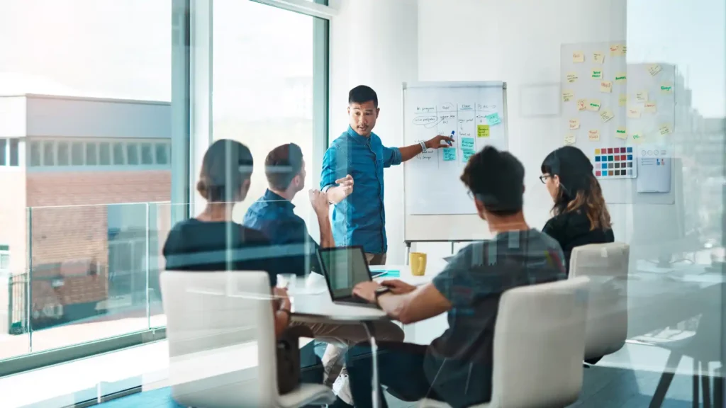 Colaboradores adoptando nuevas tecnologías en la oficina